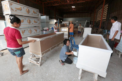 ร้านขายโลงเร่งผลิตโลงรับสงกรานต์