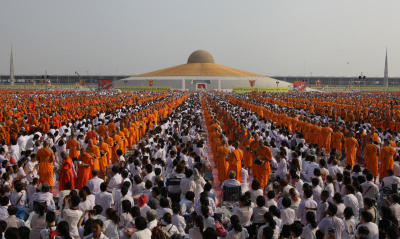 ที่วัดพระธรรมกาย จังหวัดปทุมธานี ได้จัดงาน Earth Day ในพิธีตักบาตรพระภิกษุสงฆ์และสามเณรภาคฤดูร้อน AEC ทั่วประเทศ 100,000 รูป