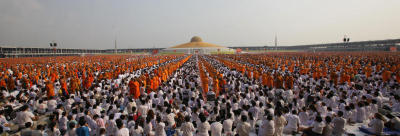 ที่วัดพระธรรมกาย จังหวัดปทุมธานี ได้จัดงาน Earth Day ในพิธีตักบาตรพระภิกษุสงฆ์และสามเณรภาคฤดูร้อน AEC ทั่วประเทศ 100,000 รูป