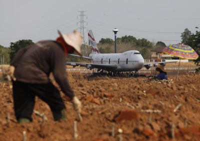 เครื่องบินโบอิ้ง 747 กลางไร่มันสำปะหลัง