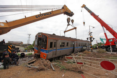 เกิดเหตุรถไฟชนกับรถบรรทุกพ่วง จังหวัดนครปฐม