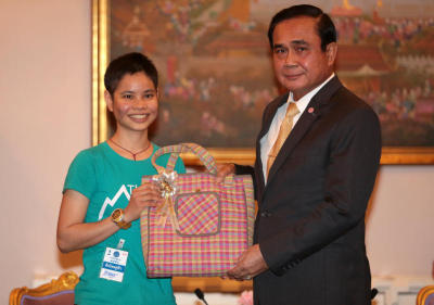 ทันตแพทย์หญิงนภัสพร ชำนาญสิทธิ์ หญิงไทยคนแรกที่สามารถพิชิตยอดเขาเอเวอเรสต์พบนายกรัฐมนตรี