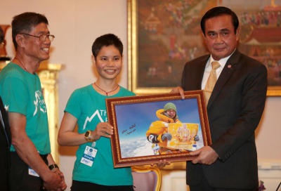ทันตแพทย์หญิงนภัสพร ชำนาญสิทธิ์ หญิงไทยคนแรกที่สามารถพิชิตยอดเขาเอเวอเรสต์พบนายกรัฐมนตรี