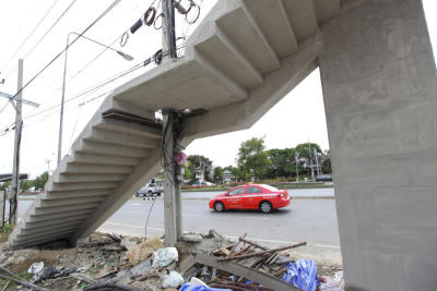 เสาไฟฟ้าอยู่กลางบันไดทางขึ้นสะพานลอย