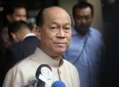 พลเอกอนุพงษ์ให้สัมภาษณ์สื่อ