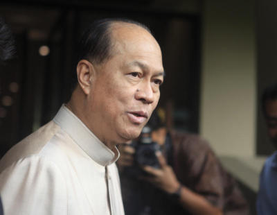 พลเอกอนุพงษ์ให้สัมภาษณ์สื่อ
