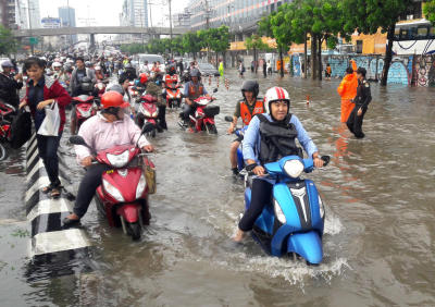น้ำเอ่อท้วมถนนรัชดาบริเวณหน้าศาลอาญา