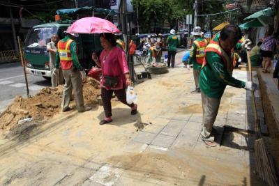 เจ้าหน้าที่สำนักงานเขตพระนคร เร่งปรับปรุงทางเท้าที่ชำรุด ในย่านปากคลองตลาด