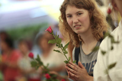 Worshippers usher in flowery start to Buddhist Lent