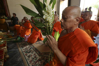 Worshippers usher in flowery start to Buddhist Lent
