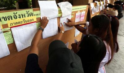 Voters flock to booths in smoth referendum