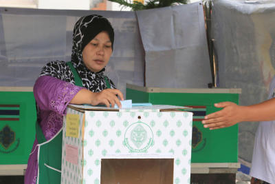 Voters flock to booths in smoth referendum