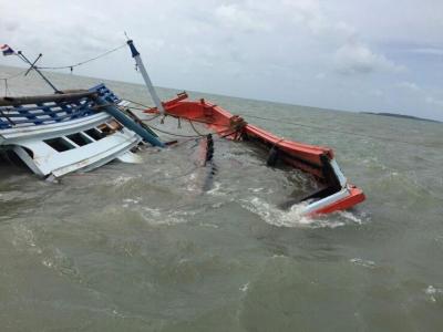 คลื่นลมแรงซัดเรือประมงแตก ไม่ทันได้ใช้รับจ้างส่งนักตกปลา