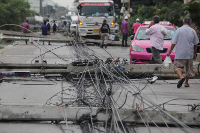 พายุลมแรงพัดถล่มบางพลีอ่วมเสาไฟล้ม38ต้นทับรถพัง40คัน