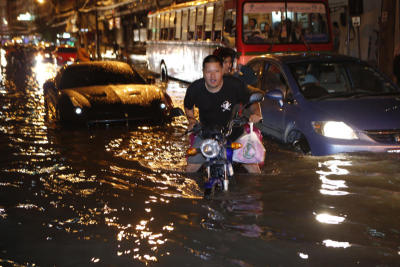 ฝนตกหนักทำให้น้ำท่วมแยกพงศ์เพชร