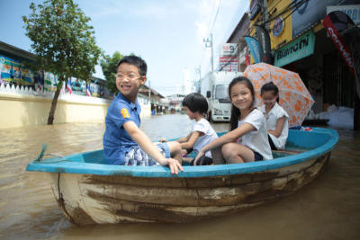 น้ำยังท่วมเมืองเพชร-พายเรือบนถนน