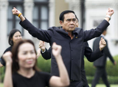 นายกฯนำข้าราชการทำเนียบออกกำลังกาย