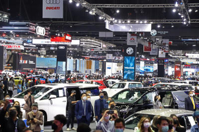 บรรยากาศงาน Motor Show รอบสื่อ ที่ ชาเลนจ์เจอร์ 1-3 เมืองทอง งาน Motor Show 2022 จะจัดขึ้นตั้งแต่วันที่ 23 มีนาคม ถึง 3 เมษายน 2565 ณ อาคารชาเลนเจอร์ อิมแพ็ค เมืองทองธานี โดย รถที่ราคาแพงที่สุดในงานคือ รถโรลส์ รอยซ์ รุ่น Black Badge Ghost สีขาว เครื่องยนต์เบนซินV12 สูบ 6.75 ลิตร 600 แรงม้า โดยมีราคาอยู่ที่ 43.9ล้านบาท