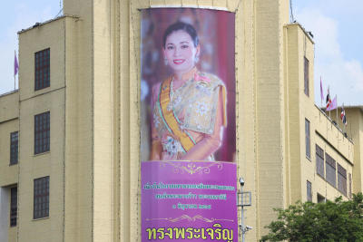 ภาพพระฉายาลักษณ์ พร้อมเครื่องราชสักการะ ตกแต่งสถานที่ประดับพระฉายาลักษณ์ ประดับธงชาติคู่กับธงอักษรพระนามาภิไธย ส.ท. พร้อมผ้าระบายสีม่วงและผ้าระบายสีขาวตามอาคารสถานที่ ตลอดเดือนมิถุนายน 2565 เนื่องในโอกาสวันเฉลิมพระชนมพรรษาพระราชินี 3 มิถุนายน 2565 ที่ ถนนราชดำเนิน หน่วยงานราชการ กระทรวงต่างๆ ศาลาว่าการกทม. ก.กลาโหม สนามหลวง วัดพระแก้ว