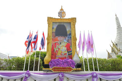 ภาพพระฉายาลักษณ์ พร้อมเครื่องราชสักการะ ตกแต่งสถานที่ประดับพระฉายาลักษณ์ ประดับธงชาติคู่กับธงอักษรพระนามาภิไธย ส.ท. พร้อมผ้าระบายสีม่วงและผ้าระบายสีขาวตามอาคารสถานที่ ตลอดเดือนมิถุนายน 2565 เนื่องในโอกาสวันเฉลิมพระชนมพรรษาพระราชินี 3 มิถุนายน 2565 ที่ ถนนราชดำเนิน หน่วยงานราชการ กระทรวงต่างๆ ศาลาว่าการกทม. ก.กลาโหม สนามหลวง วัดพระแก้ว
