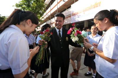 ผอ.สามเสนตื้นตันน้ำตาไหล ผู้ปกครอง-นร.มอบดอกไม้ให้กำลังใจ