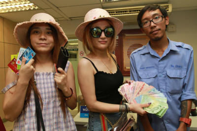 แท็กซี่ส่งมอบกระเป๋าเงินคืนให้นักท่องเที่ยวชาวจีน
