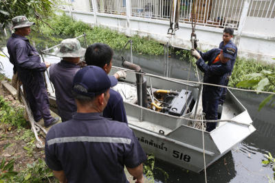 ทหารเรือนำเรือผลักดันน้ำเร่งพร่องน้ำ คลองบางพูด