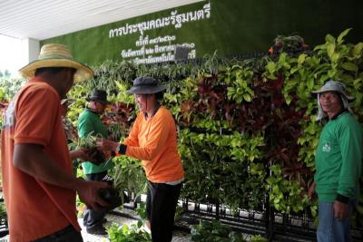 จนท.เร่งจัดสถานที่ประชมุครม.โคราช