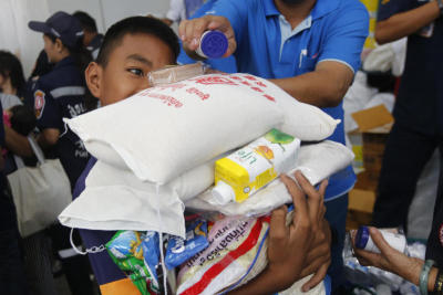มูลนิธิป่อเต็กตึ๊ง จัดงานประเพณีทิ้งกระจาด ประจำปี 2560