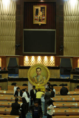 เปลี่ยนรูปในหลวง ร.๙ ที่สภา