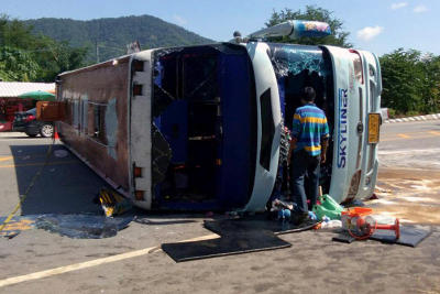  Tour bus overturns in Phetchabun; 1 killed, 20 injured