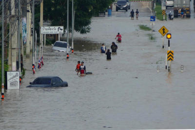 Phetchaburi River overflows, hits town