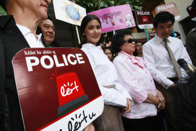 14.00 น. พล.ต.อ.เฉลิมเกียรติ ศรีวรขาน รอง ผบ.ตร.แถลงข่าว "โครงการประชารัฐร่วมใจ ดูแลความปลอดภัยบ้านประชาชน ช่วงเทศกาลสำคัญ"บริเวณหน้า สน.บางซื่อ และติดตู้แดง หน้าบ้านดารานักแสดงบริเวณ ซอยสายลม 1 ถ.พหลโยธิน