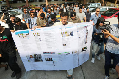 เอกชัยนำนาฬืกาและโปสเตอร์รวมนาฬิกามอบให้ประวิทย์