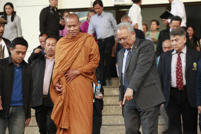 หลวงปู่พุทธะอิสระ วัดอ้อน้อย จ.นครปฐม แกนนำเวที กปปส.แจ้งวัฒนะ พร้อมแนวร่วม เดินทางกลับหลังศาลให้ประกันตัว