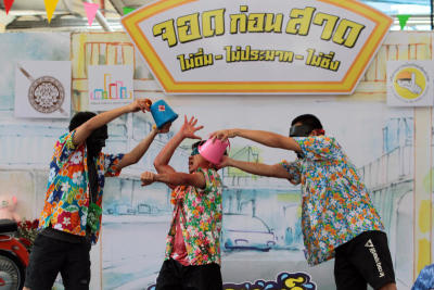 รณรงค์รับมือสงกรานต์ จอดก่อนสาด