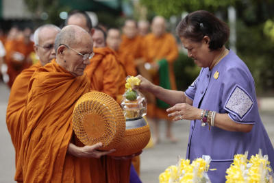 Royal show of respect for Thai Red Cross
