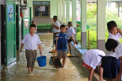 พิษณุโลกฝนตกหนักน้ำท่วมอาคารเรียนแม่ระหัน นร.ครู ต้องช่วยกันวิดน้ำ