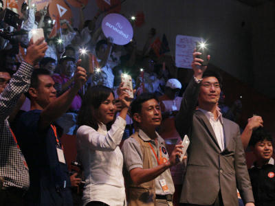 พรรคอนาคตใหม่ คนแรก คือนายธนาธร จึงรุ่งเรืองกิจ ให้ดำรงหัวหน้าพรรคคนแรกของพรรค