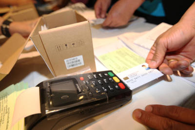 มอบเครื่องชำระเงินอิเล็คทรอนิกส์