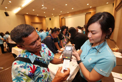 มอบเครื่องชำระเงินอิเล็คทรอนิกส์