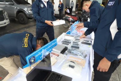 ที่ อาคารสัมนา บช.สอท. เมืองทองธานี พล.ต.ท.วรวัฒน์ วัฒน์นครบัญชา ผบช.สอท.แถลงผลการเปิดปฏิบัติการ “ล่าลวงหลอก” ขุดรากถอนโคน แก๊ง Call Center จับกุมผู้ร่วมขบวนการ 8 ราย ตรวจยึดทรัพย์สินและเงินสด ร่วมมูลค่ากว่า 10 ล้านบาท