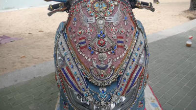 พ่อค้าแว่นตากันแดดทุ่มเงินหลายแสนตกแต่งรถจักรยานยนต์