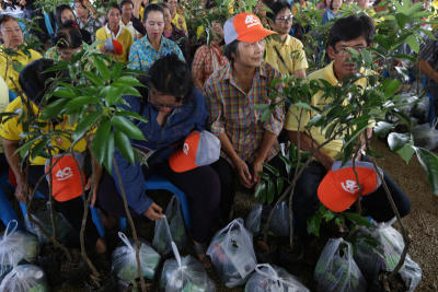 เกษตรฯ ลงพื้นที่รอบถ้ำหลวง มอบปัจจัยการผลิตเยียวยาเกษตรกร