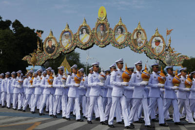 08.40 น. พิธีอัญเชิญพานพุ่มราชสักการะไปยังพระที่นั่งอัมพรสถาน