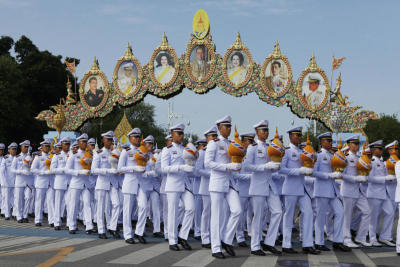 08.40 น. พิธีอัญเชิญพานพุ่มราชสักการะไปยังพระที่นั่งอัมพรสถาน