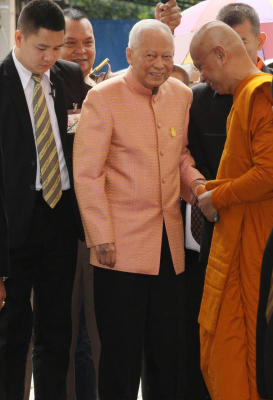 พล.อ.เปรม ติณสูลานนท์ องคมนตรีได้มาทำบุญ ครบรอบ 98