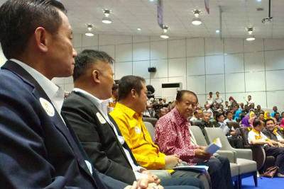 Prachachart elects new leader