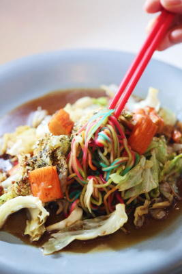 บะหมี่สายรุ้ง ซู้ดเส้นหลากสี