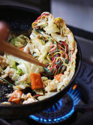 บะหมี่สายรุ้ง ซู้ดเส้นหลากสี